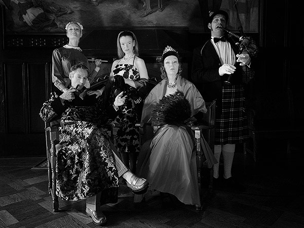 Geburtstag des Grauens - spannungsgeladener Leichenschmaus im Schloss Geburtstag des Grauens - spannungsgeladener Leichenschmaus im Schloss